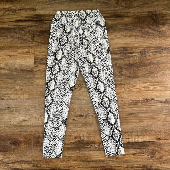 BALANCE ATHLETICA The Ascend Pant Legging in Black White Python Size M NWOT - Picture 7 of 11
